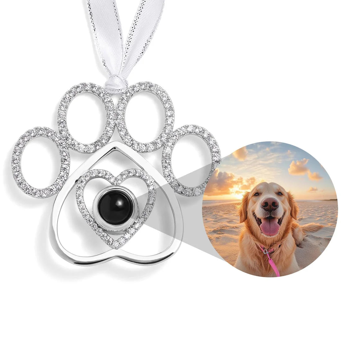 Pingente em formato de pata de pet personalizado com foto, em acabamento prateado com detalhes brilhantes e laço para pendurar.